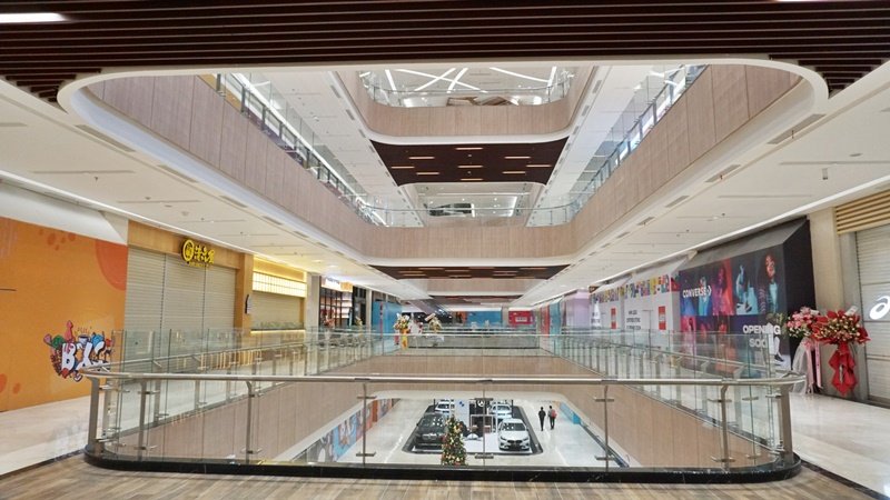 Tampak interior mal dengan sejumlah tenant yang siap dibuka.