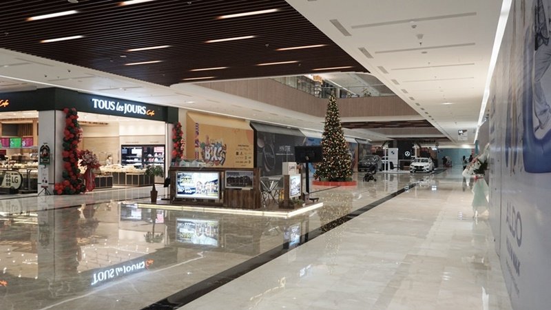 Tampak interior mal lantai basement dengan sejumlah tenant yang siap dibuka.