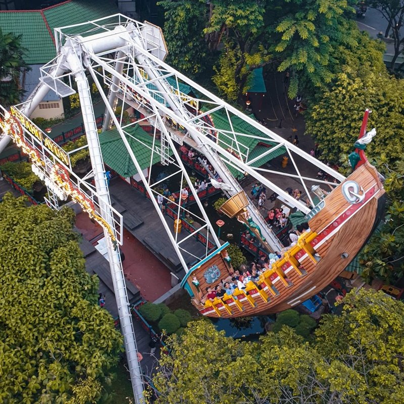 Ayunan berbentuk kapal di Dufan.