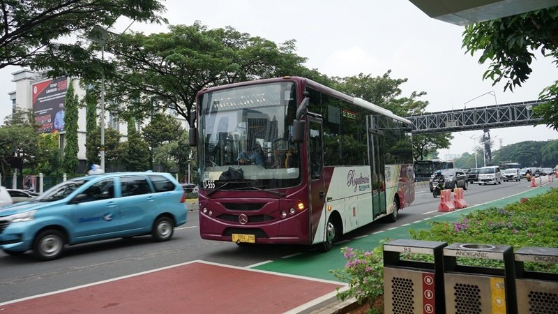 Bus RoyalTrans Jalur D32 di kawasan Senayan, Jakarta Selatan.